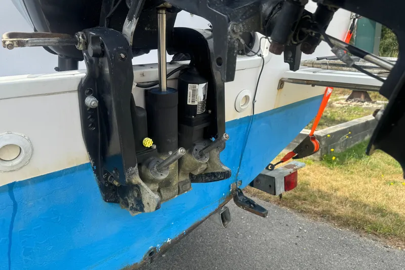 Slide: The Image of 2002 Pro-Line 20 Sport boat engine mount with hydraulic components. - 6