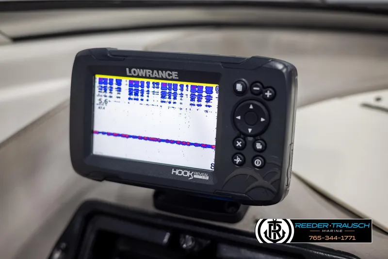 Slide: The Image of Lowrance fish finder on 2002 Tahoe Q3 I/O MECANICAL SPECIAL boat dashboard. - 21