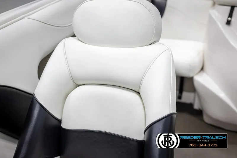 Slide: The Image of White and black boat seat in a 2002 Tahoe Q3 I/O Mechanical Special. - 32