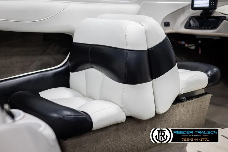 Slide: The Image of White and black boat seat in a 2002 Tahoe Q3 I/O Mechanical Special. - 33