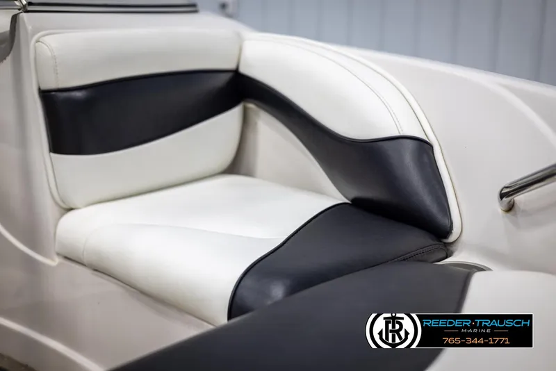Slide: The Image of White and black boat seat from 2002 Tahoe Q3 I/O MECANICAL SPECIAL. - 34
