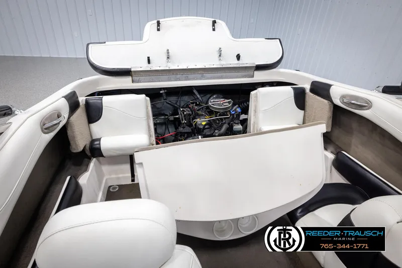 Slide: The Image of 2002 Tahoe Q3 I/O Mechanical Special boat interior with engine compartment open. - 39