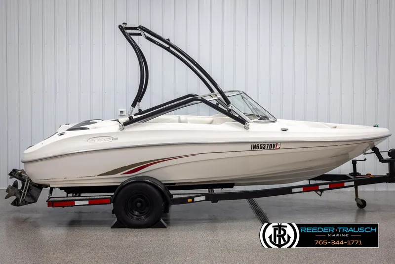 Slide: The Image of 2002 Tahoe Q3 I/O Mechanical Special boat on trailer in showroom. - 4