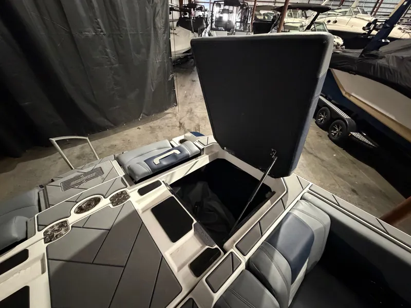 Slide: The Image of Malibu Wakesetter 25 LSV 2023 - 13