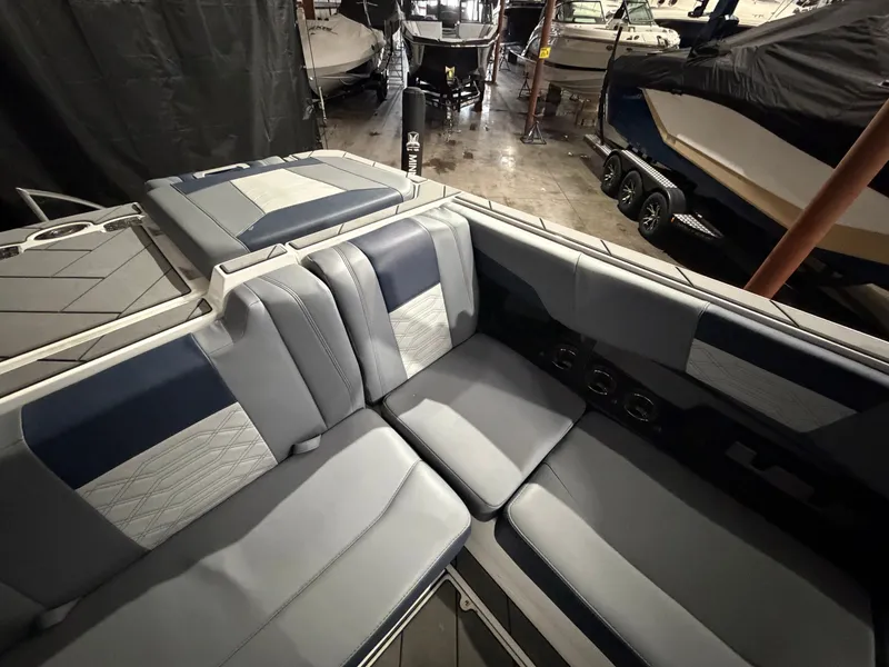 Slide: The Image of Malibu Wakesetter 25 LSV 2023 - 17