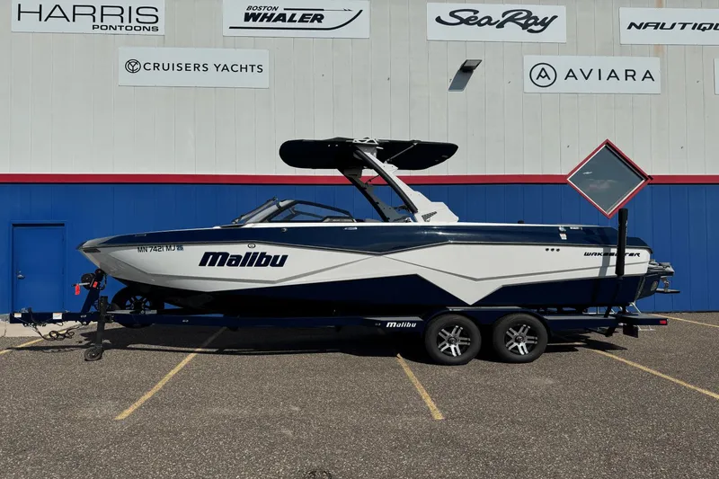 Slide: The Image of Malibu Wakesetter 25 LSV 2023 - 2