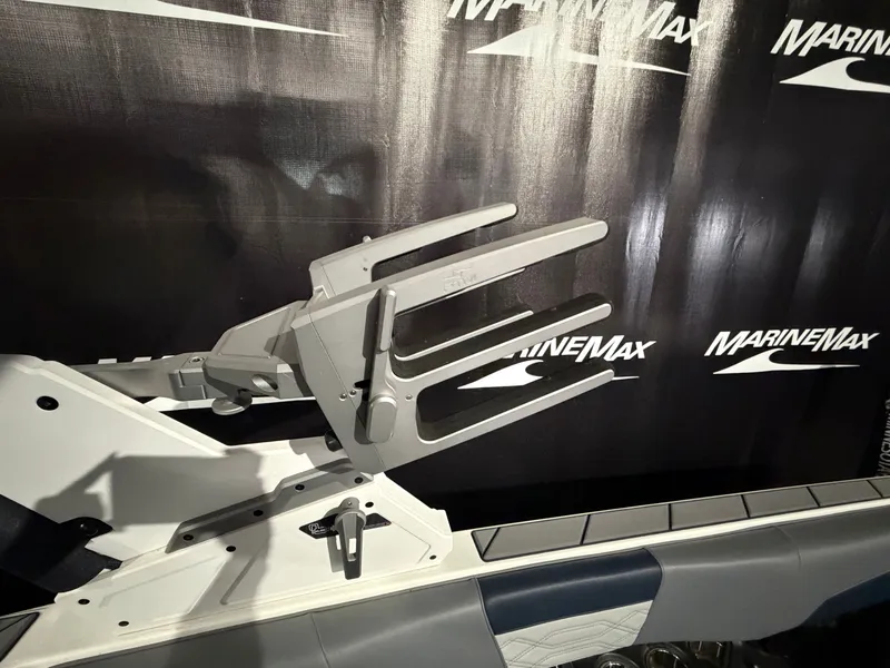 Slide: The Image of Malibu Wakesetter 25 LSV 2023 - 21