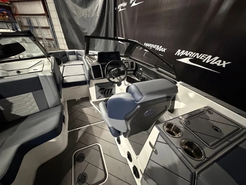 Slide: The Image of Malibu Wakesetter 25 LSV 2023 - 23