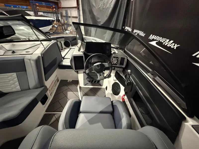 Slide: The Image of Malibu Wakesetter 25 LSV 2023 - 25