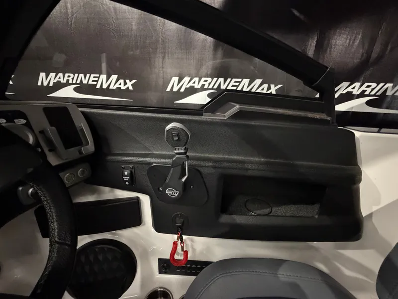 Slide: The Image of Malibu Wakesetter 25 LSV 2023 - 26