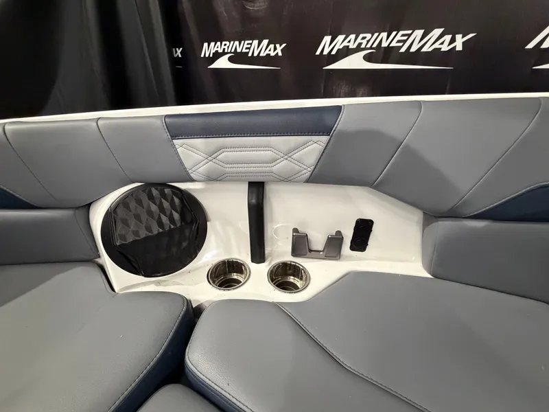 Slide: The Image of Malibu Wakesetter 25 LSV 2023 - 34