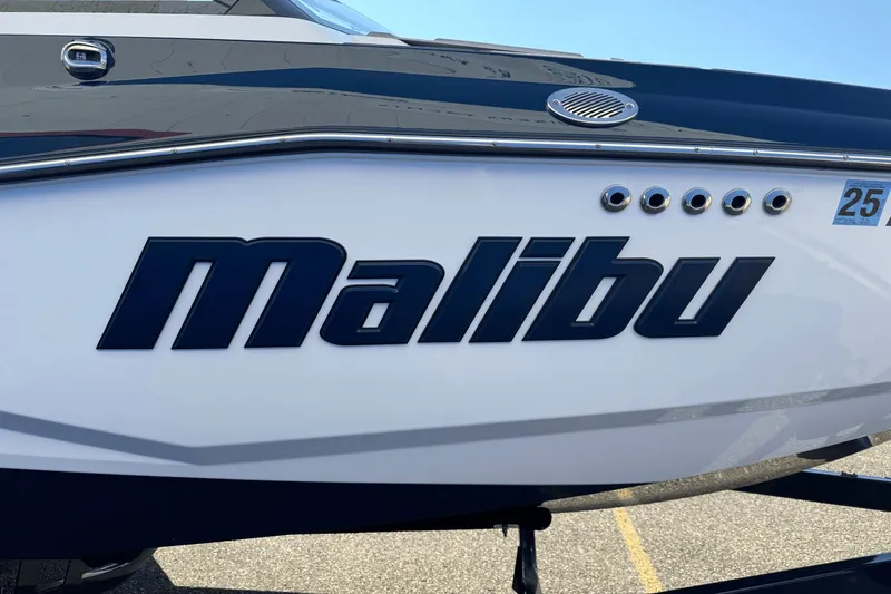 Slide: The Image of Malibu Wakesetter 25 LSV 2023 - 4