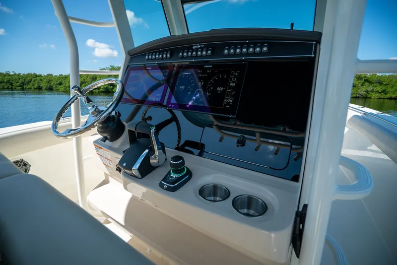 Slide: The Image of Boston Whaler 330 Outrage 2026 - 13