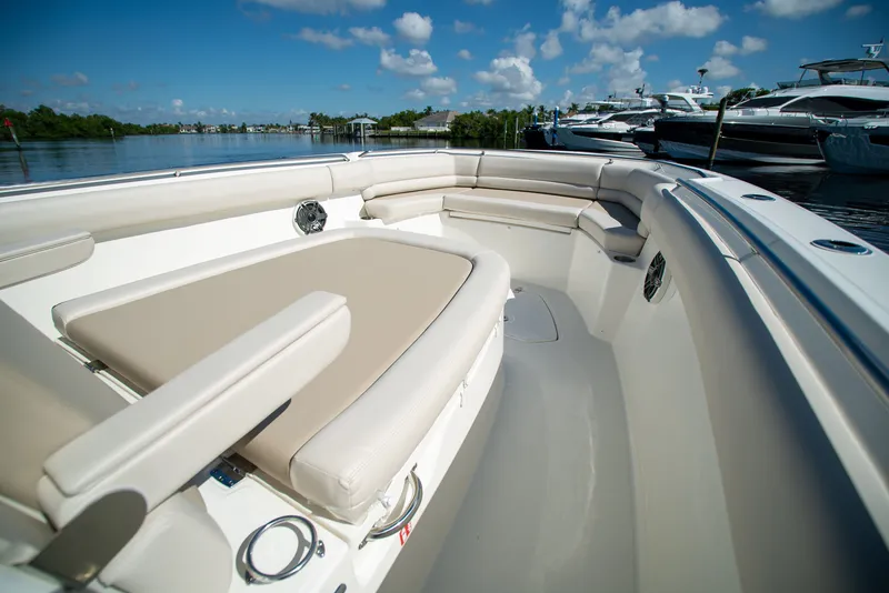 Slide: The Image of Boston Whaler 330 Outrage 2026 - 15