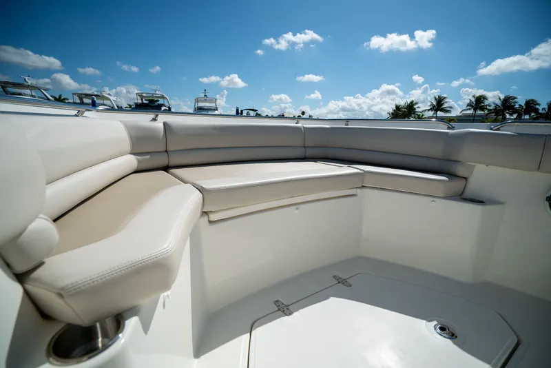 Slide: The Image of Boston Whaler 330 Outrage 2026 - 18