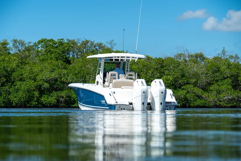 Slide: The Image of Boston Whaler 330 Outrage 2026 - 24