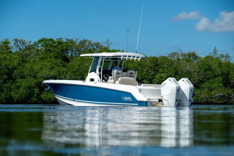 Slide: The Image of Boston Whaler 330 Outrage 2026 - 25