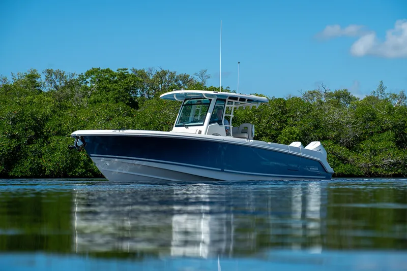 Slide: The Image of Boston Whaler 330 Outrage 2026 - 27