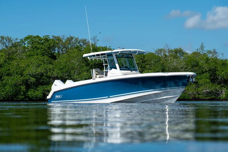 Slide: The Image of Boston Whaler 330 Outrage 2026 - 29