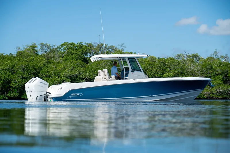 Slide: The Image of Boston Whaler 330 Outrage 2026 - 3