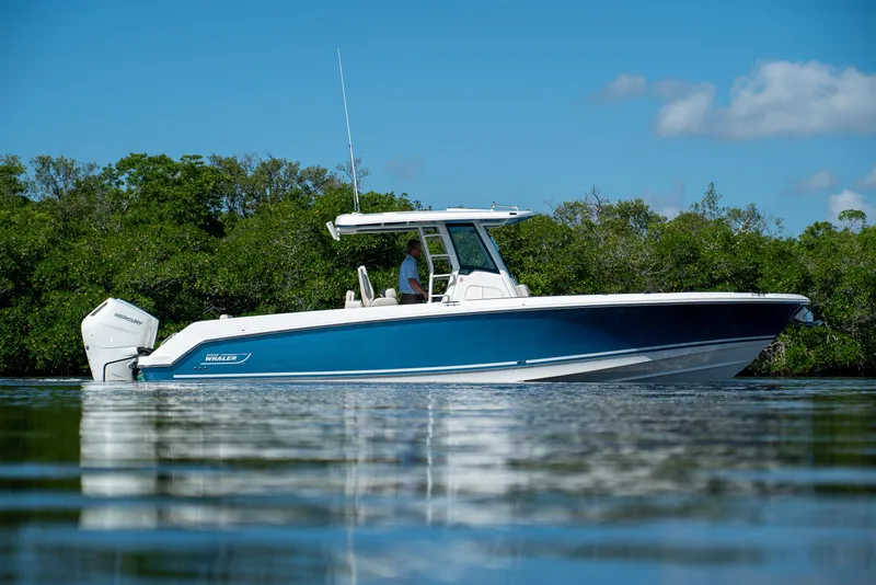 Slide: The Image of Boston Whaler 330 Outrage 2026 - 30