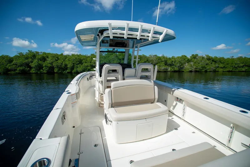 Slide: The Image of Boston Whaler 330 Outrage 2026 - 4