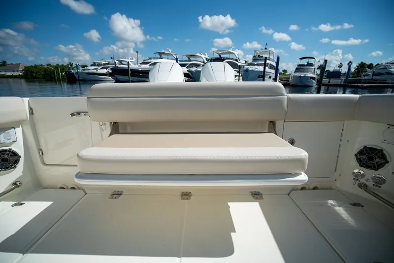 Slide: The Image of Boston Whaler 330 Outrage 2026 - 7