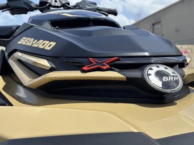 Slide: The Image of Sea-Doo RXT-X 2025 - 17