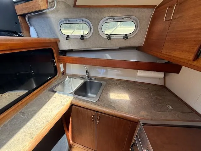 Slide: The Image of Bayliner 3288 Motoryacht 1990 - 34