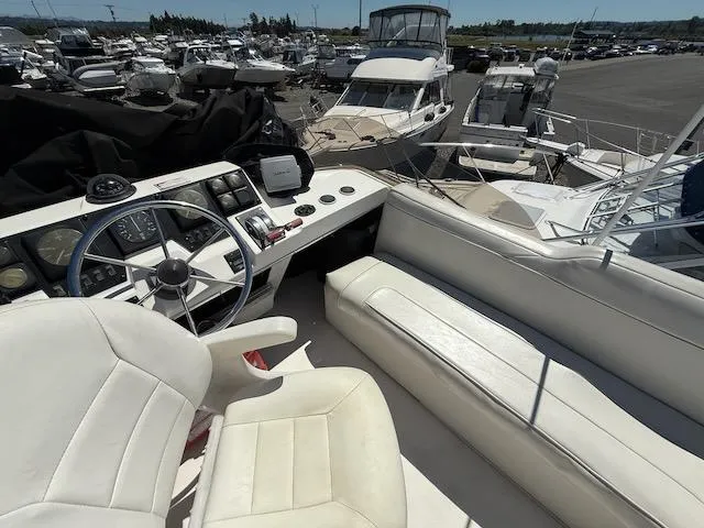 Slide: The Image of Bayliner 3288 Motoryacht 1990 - 46