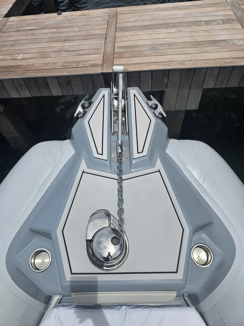 Slide: The Image of 2025 Ranieri CAYMAN 26 SPORT TOURING boat bow with anchor chain and dock. - 38