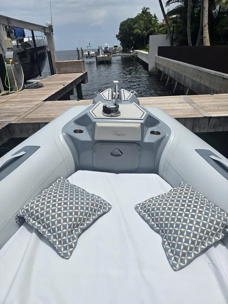 Slide: The Image of 2025 Ranieri CAYMAN 26 SPORT TOURING boat at dock with patterned cushions. - 41