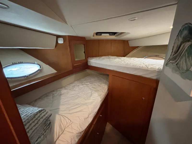 Slide: The Image of Interior cabin of 2000 Silverton 453 Motor Yacht with twin beds and porthole. - 32