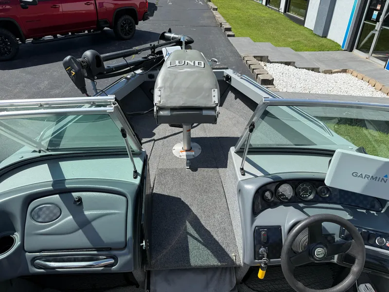 Slide: The Image of 2005 Lund 1700 Fisherman boat interior with Garmin system and trolling motor. - 12