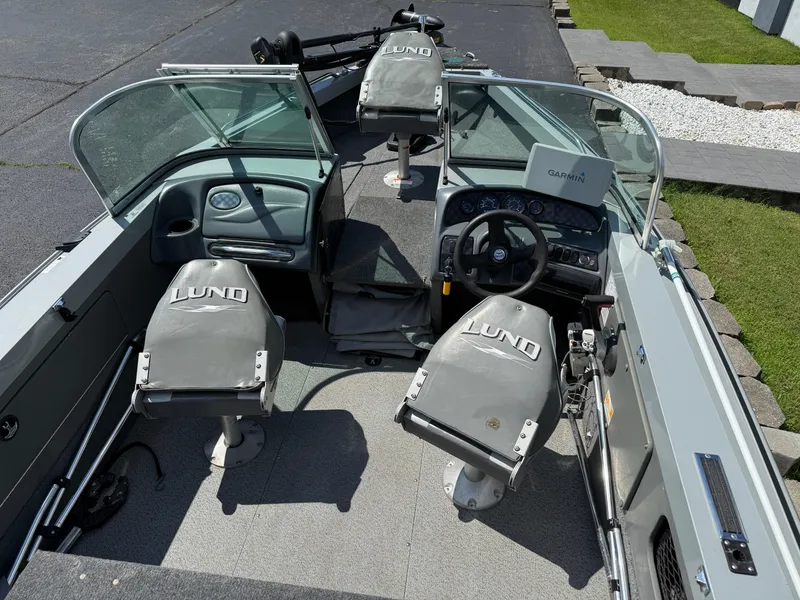 Slide: The Image of 2005 Lund 1700 Fisherman boat interior with seats and steering wheel. - 9