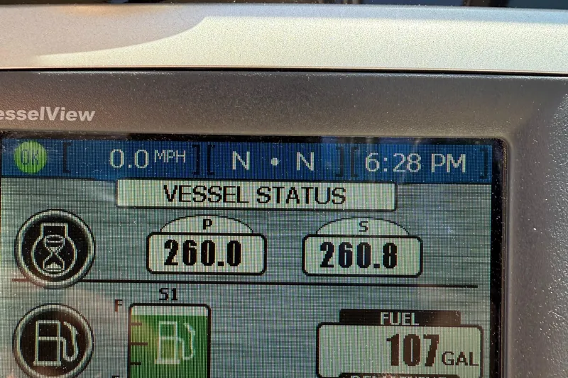 Slide: The Image of VesselView display showing vessel status and fuel level on Formula 290 Bowrider, 2013 model. - 21