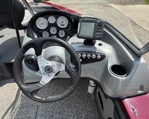 Slide: The Image of 2015 Tracker Targa V-18 Combo dashboard with steering wheel and gauges. - 19