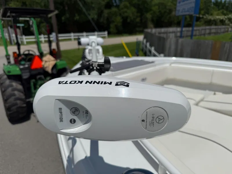 Slide: The Image of 2023 Sea Hunt Ultra 255 SE with Minn Kota Riptide trolling motor. - 19