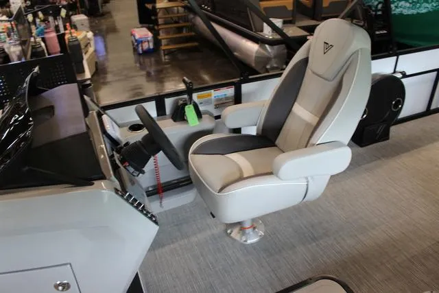 Slide: The Image of Viaggio By Misty Harbor X22R Tri-Toon (27" Tubes) 2025 - 7