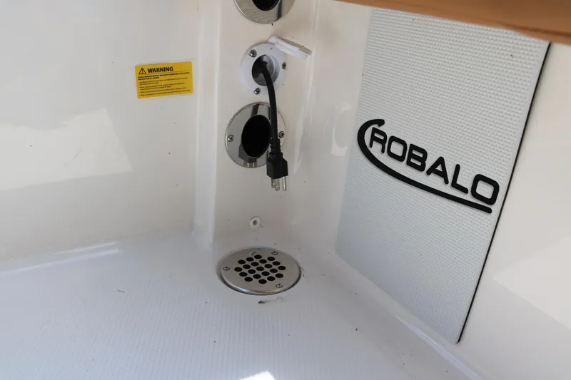 Slide: The Image of Robalo 246 Cayman 2025 - 52