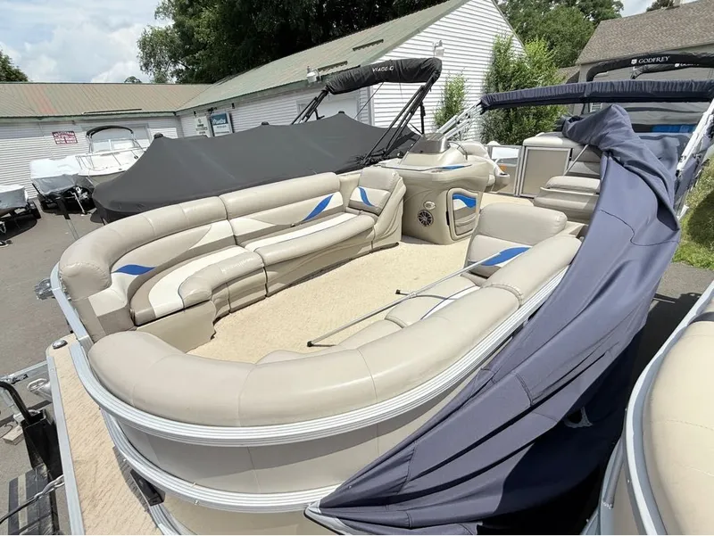 Slide: The Image of Crest 210 Cruz 2011 - 16