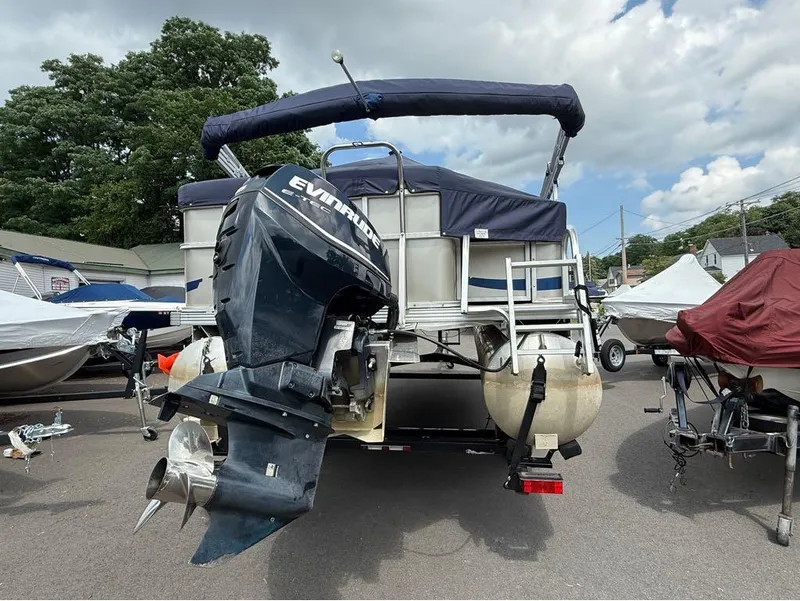 Slide: The Image of Crest 210 Cruz 2011 - 17