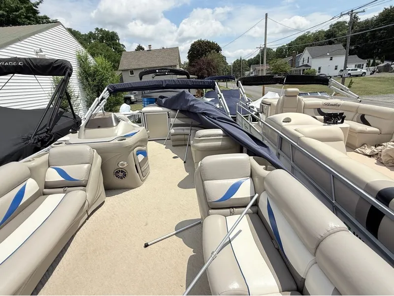 Slide: The Image of Crest 210 Cruz 2011 - 19