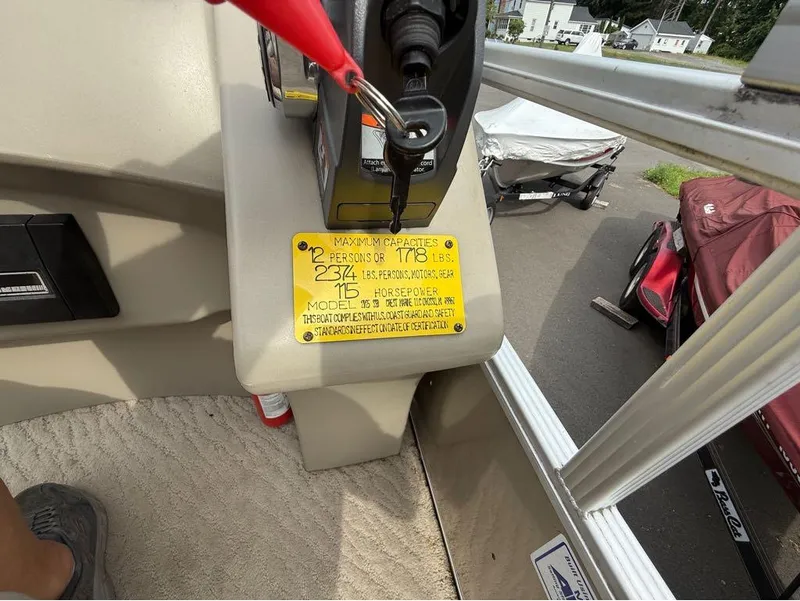 Slide: The Image of Crest 210 Cruz 2011 - 22