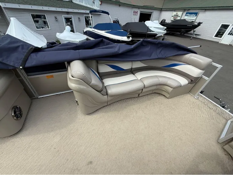 Slide: The Image of Crest 210 Cruz 2011 - 3