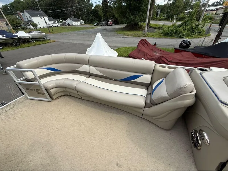 Slide: The Image of Crest 210 Cruz 2011 - 6