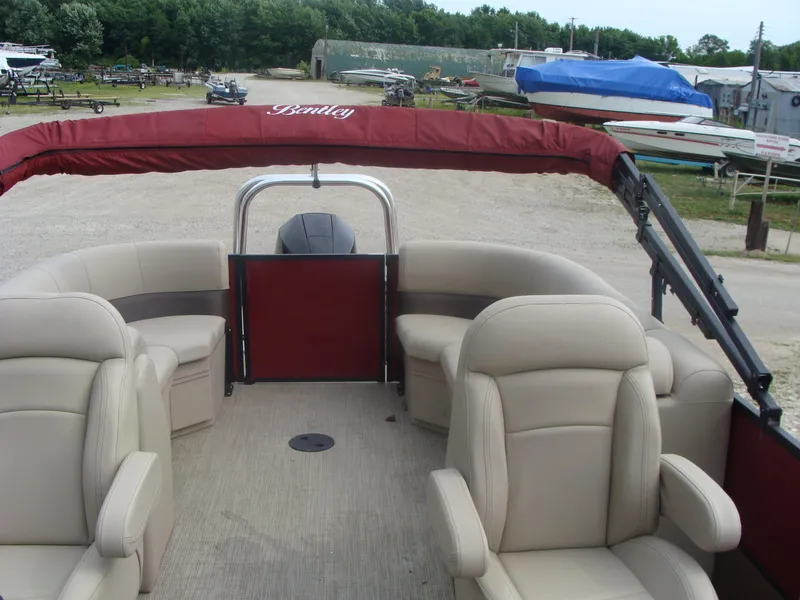 Slide: The Image of Bentley Pontoons 243 Navigator 2023 - 4