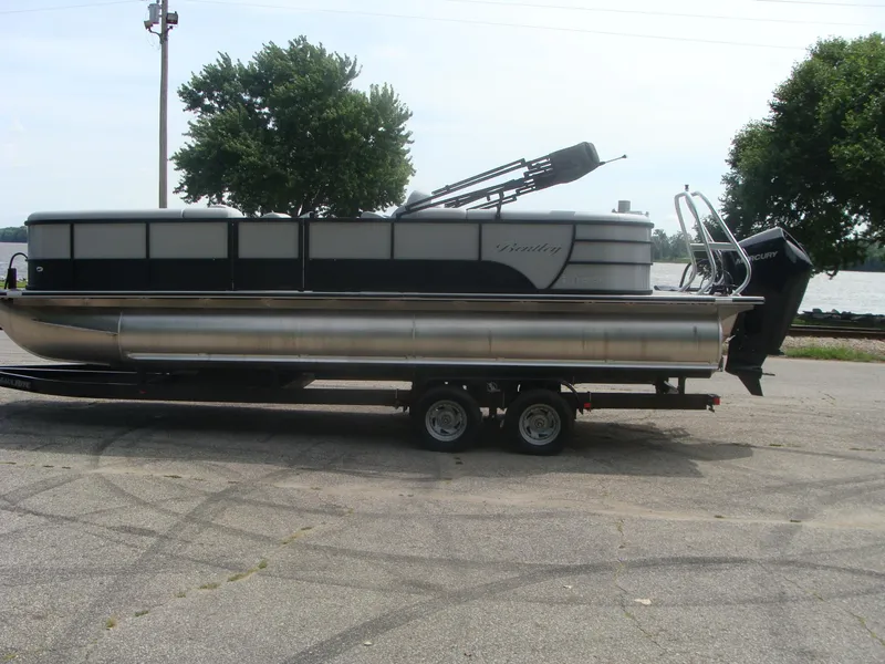 Slide: The Image of Bentley Pontoons 243 Navigator 2023 - 11