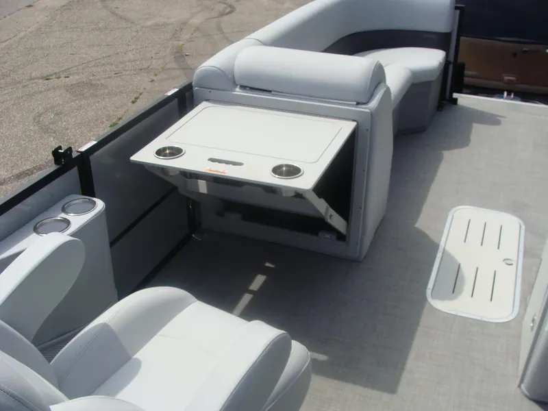 Slide: The Image of Bentley Pontoons 243 Navigator 2023 - 4