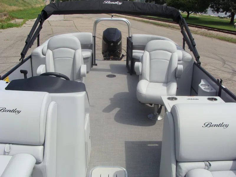 Slide: The Image of Bentley Pontoons 243 Navigator 2023 - 5